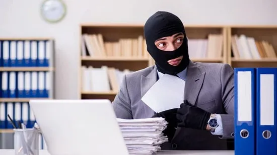 نشانه های وجود اشتباه یا تقلب در حساب رسی