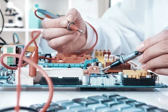 تعویض منبع تغذیه برای عیب یابی مادربرد