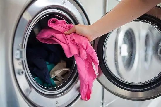 قرار گرفتن شی مزاحم بین درب لباس شویی
