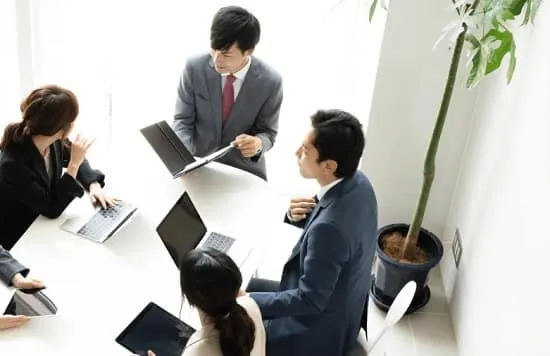 ارزیابی عملکرد منابع انسانی