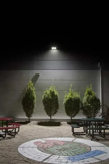 چراغ سیلابی از تجهیزات نورپردازی فضای باز