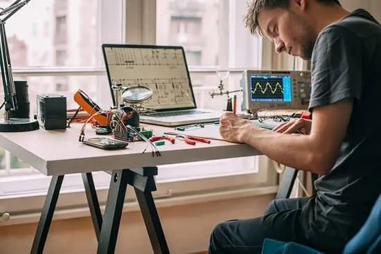 مهندس الکترونیک